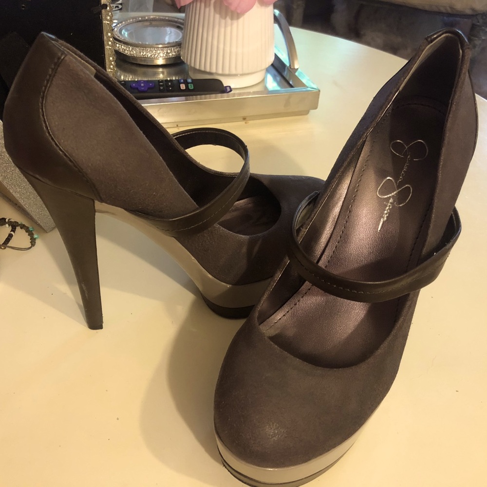 Jessica Simpson – gray platform heels